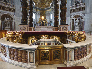 30 Vaticano - Basilica di San Pietro - Centro del transetto - Altare papale e l'ingresso alla tomba di San Pietro