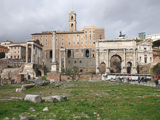 54 Foro - Da sx a dx - Il tempio di Saturno, Colonna di Foca, il tempio di Vespasiano,  l'arco di Settimio Severo