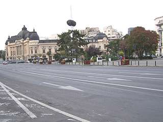 35 Bucarest - Zona Plata Revolutiei - Plata Revolutiei con il monumento della rivoluzione