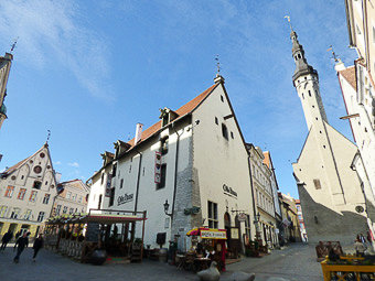 04 - Centro - Il caratteristico ristorante Olde Hansa e, a dx, la torre del Municipio