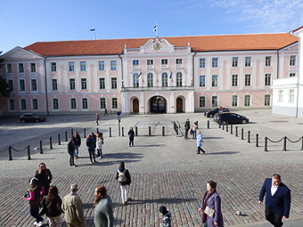 07 - Toompea - Lossi Plats -  Il castello di Toompea, oggi sede del Parlamento estone