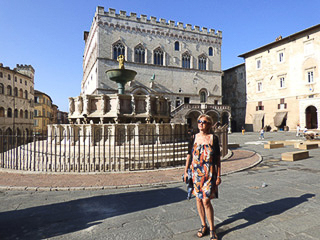 06 - Perugia - Gosia davanti alla Fontana Maggiore e al Palazzo dei Priori