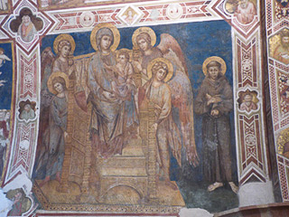 11 - Assisi - Chiesa inferiore di San Francesco di Assisi - Presbiterio - MaestÖ con 4 angeli, di Cimabue