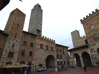 29 - San Gimignano - Piazza del Duomo - Da sx - Torre Chigi, Palazzo vecchio PodestÖ, Torre Rognosa