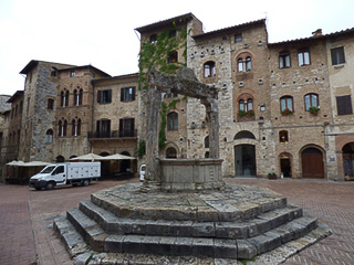 30 - San Gimignano - Piazza della Cisterna