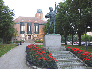 23 Lahti - Kuappatori, la piazza del mercato - Il municipio e il monumento al lavoro