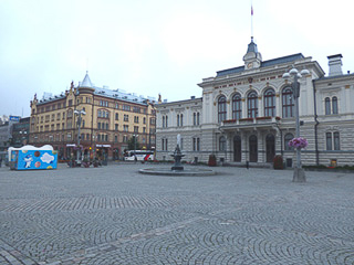 25 Tampere - Keskustori, la piazza centrale - La fontana e, a destra, il Municipio