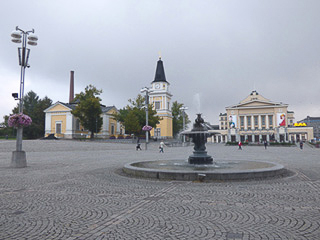 26 Tampere - Keskustori, la piazza centrale - La Vanhakirkko a sinistra e il Teatro a destra