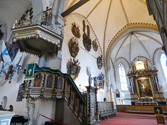 08 - Toompea - Cattedrale della Vergine Maria - Interno con alcuni dei 107 stemmi aristocratici