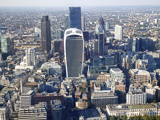 22 Southwark - Dalla cima dello Shard - Il Walkie Talkie (160 m.),a dx il Gerkin, dietro il Cheese grater (225 m.)