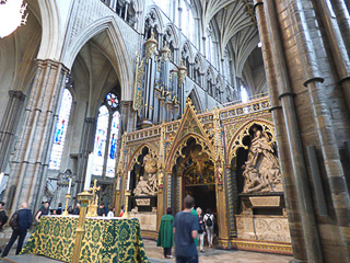 25 Westminster abbey - Coro - La transenna, coi monumenti di Newton a sx e Rysbrack a dx