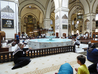 01 Bursa - Ulu Camii (la Grande Moschea) - L'interno con la bella fontana