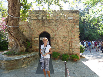 05 Selcuk - Gosia davanti alla casa di Maria Vergine