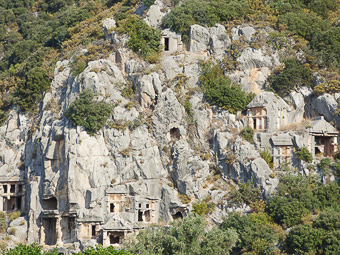 09 Demre - Myra, la cittÖ ellenica del IV sec.- La facciata delle tombe scavate nella roccia