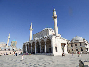 10 Konya - La moschea di Selimiye (1587) e a sx il Mausoleo di Mevlana (fondatore del sufismo)